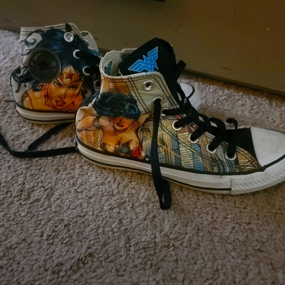 Wonder woman converse